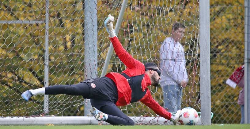 14 10 2025, xmohx, Fußball 2 Bundesliga, 1 FC Kaiserslautern Training v l Goalkeeper Avdo Spahic Kaiserslautern with special glasses during goalkeeper training DFL DFB REGULATIONS PROHIBIT ANY USE OF PHOTOGRAPHS as IMAGE SEQUENCES and or QUASI VIDEO Kaiserslautern