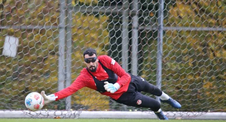 14 10 2025, xmohx, Fußball 2 Bundesliga, 1 FC Kaiserslautern Training v l Goalkeeper Avdo Spahic Kaiserslautern with special glasses during goalkeeper training DFL DFB REGULATIONS PROHIBIT ANY USE OF PHOTOGRAPHS as IMAGE SEQUENCES and or QUASI VIDEO Kaiserslautern