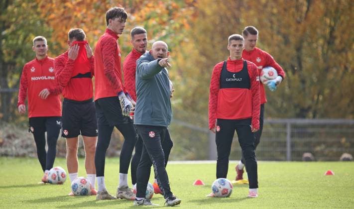 14 10 2025, xmohx, Soccer 2 Bundesliga, 1 FC Kaiserslautern Training v l Coach Torsten Lieberknecht Kaiserslautern gives instructions to his team DFL DFB REGULATIONS PROHIBIT ANY USE OF PHOTOGRAPHS as IMAGE SEQUENCES and or QUASI VIDEO Kaiserslautern