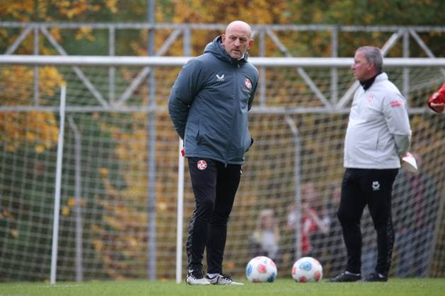 14 10 2025, xmohx, Football 2 Bundesliga, 1 FC Kaiserslautern Training v l Coach Torsten Lieberknecht 1 FC Kaiserslautern DFL DFB REGULATIONS PROHIBIT ANY USE OF PHOTOGRAPHS as IMAGE SEQUENCES and or QUASI VIDEO Kaiserslautern