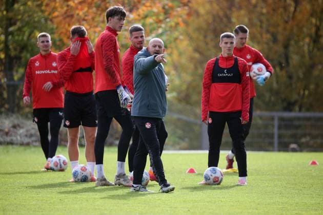14 10 2025, xmohx, Fussball 2 Bundesliga, 1 FC Kaiserslautern Training v l Trainer Torsten Lieberknecht 1 FC Kaiserslautern gives instructions, gesticulates, gesticulate with arms gives instructions, gesticulate DFL DFB REGULATIONS PROHIBIT ANY USE OF PHOTOGRAPHS as IMAGE SEQUENCES and or QUASI VIDEO Kaiserslautern