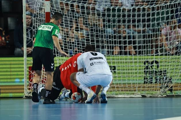 HANDBALL : Montpellier HB vs. THW Kiel - EHF - 14 10 2025 Blessure Andreas WOLFF (THW K) lors du match Montpellier HB vs. THW Kiel de la compÃ tition EHF a l™Arena Sud de France, le 14 octobre 2025. MontpellierFrance  Copyright: xValentinaxClaretx