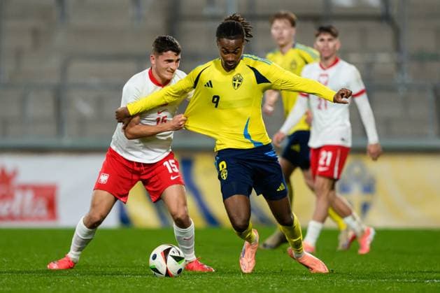 251014 Filip Kocaba of Poland and Jonah Kusi Asare of Sweden during the UEFA Under 21 Qualifier football match between Sweden and Poland on October 14, 2025 in Jönköping Photo Carl Sandin BILDBYRAN code CS CS0792 fotboll football soccer fotball em kval kval uefa european under 21 qualifier qualifier u21 under 21 sverige sweden poland bbeng  Copyright: CARLxSANDIN BB251014CS030