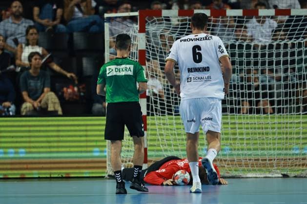 HANDBALL : Montpellier HB vs. THW Kiel - EHF - 14 10 2025 Blessure Andreas WOLFF (THW K) lors du match Montpellier HB vs. THW Kiel de la compÃ tition EHF a l™Arena Sud de France, le 14 octobre 2025. MontpellierFrance  Copyright: xValentinaxClaretx