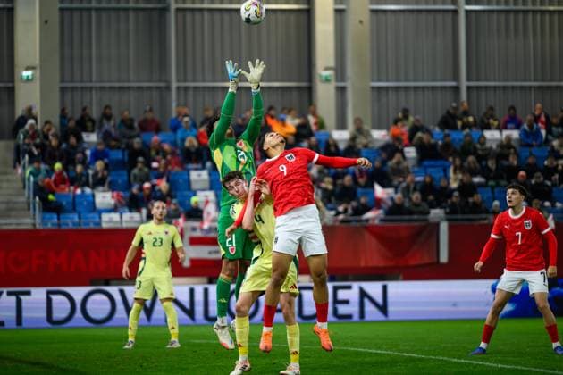 SOCCER - UEFA U21, U 21 EURO quali, AUT vs WAL LINZ,AUSTRIA,14.OCT.25 - SOCCER - UEFA European Under-21 Championship 2026, qualifiers, OEFB under-21 international match, Länderspiel, Nationalmannschaft Austria vs Wales. Image shows Furkan Dursun (AUT), George Nevett and Lewys Benjamin (WAL).  GEPAxpictures xChristianxMoser