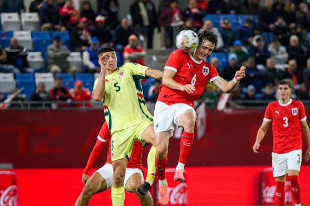 SOCCER - UEFA U21, U 21 EURO quali, AUT vs WAL LINZ,AUSTRIA,14.OCT.25 - SOCCER - UEFA European Under-21 Championship 2026, qualifiers, OEFB under-21 international match, Länderspiel, Nationalmannschaft Austria vs Wales. Image shows Daniel Cox (WAL) and Nikolas Sattlberger (AUT).  GEPAxpictures xChristianxMoser