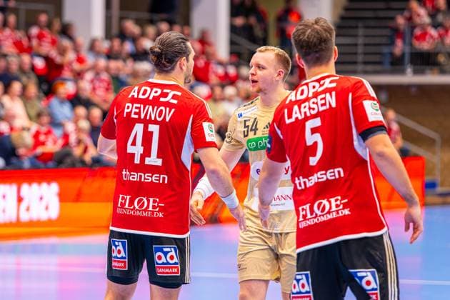 Evgeni Pevnov Fredericia Handboldklub, Nr 41 Justus Fischer TSV Hannover Burgdorf, Nr 54 L R , Fredericia Handboldklub red against TSV Hannover Burgdorf beige 1 Matchday of Group Matches EHF European League 2025 2026 14 10 2025, Middelfart Sparekasse ARENA Fredericia, DEN , Copyright: xJanxGuentherx xTSVxHannover-Burgdorfx
