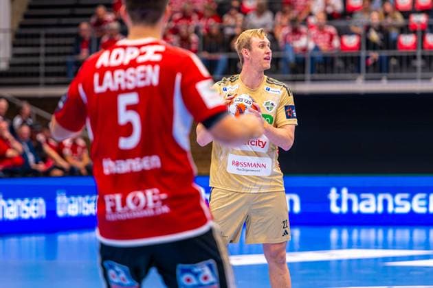 Marian Michalczik TSV Hannover Burgdorf, Nr 22 L R , Fredericia Handboldklub red against TSV Hannover Burgdorf beige 1 Matchday of Group Matches EHF European League 2025 2026 14 10 2025, Middelfart Sparekasse ARENA Fredericia, DEN , Copyright: xJanxGuentherx xTSVxHannover-Burgdorfx