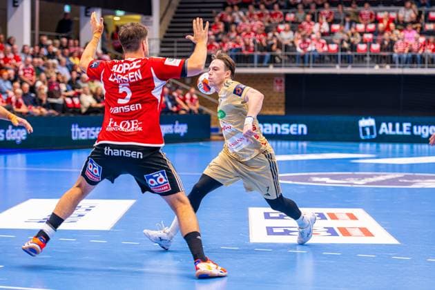 Leif Tissier TSV Hannover Burgdorf, Nr 7 L R , Fredericia Handboldklub red against TSV Hannover Burgdorf beige 1 Matchday of Group Matches EHF European League 2025 2026 14 10 2025, Middelfart Sparekasse ARENA Fredericia, DEN , Copyright: xJanxGuentherx xTSVxHannover-Burgdorfx