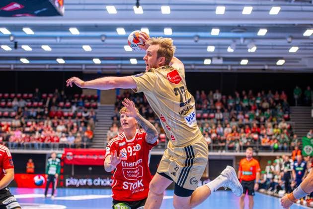 Marian Michalczik TSV Hannover Burgdorf, Nr 22 L R , Fredericia Handboldklub red against TSV Hannover Burgdorf beige 1 Matchday of Group Matches EHF European League 2025 2026 14 10 2025, Middelfart Sparekasse ARENA Fredericia, DEN , Copyright: xJanxGuentherx xTSVxHannover-Burgdorfx