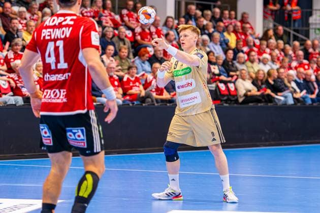 Vilhelm Poulsen TSV Hannover Burgdorf, Nr 9 L R , Fredericia Handboldklub red against TSV Hannover Burgdorf beige 1 Matchday of Group Matches EHF European League 2025 2026 14 10 2025, Middelfart Sparekasse ARENA Fredericia, DEN , Copyright: xJanxGuentherx xTSVxHannover-Burgdorfx