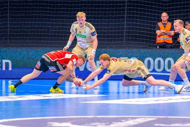 Anders Kragh Martinusen Fredericia Handboldklub, Nr 93 Vilhelm Poulsen TSV Hannover Burgdorf, Nr 9 Lukas Stutzke TSV Hannover Burgdorf, Nr 39 L R , Fredericia Handboldklub red against TSV Hannover Burgdorf beige 1 Matchday of Group Matches EHF European League 2025 2026 14 10 2025, Middelfart Sparekasse ARENA Fredericia, DEN , Copyright: xJanxGuentherx xTSVxHannover-Burgdorfx