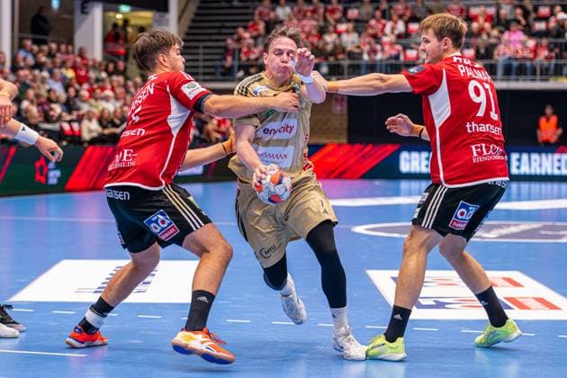 Kristian Hubert Larsen Fredericia Handboldklub, Nr 5 Leif Tissier TSV Hannover Burgdorf, Nr 7 Kasper Hugo Palmar Fredericia Handboldklub, Nr 91 L R , Fredericia Handboldklub red against TSV Hannover Burgdorf beige 1 Matchday of Group Matches EHF European League 2025 2026 14 10 2025, Middelfart Sparekasse ARENA Fredericia, DEN , Copyright: xJanxGuentherx xTSVxHannover-Burgdorfx