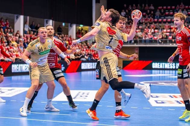 Leif Tissier TSV Hannover Burgdorf, Nr 7 L R , Fredericia Handboldklub red against TSV Hannover Burgdorf beige 1 Matchday of Group Matches EHF European League 2025 2026 14 10 2025, Middelfart Sparekasse ARENA Fredericia, DEN , Copyright: xJanxGuentherx xTSVxHannover-Burgdorfx