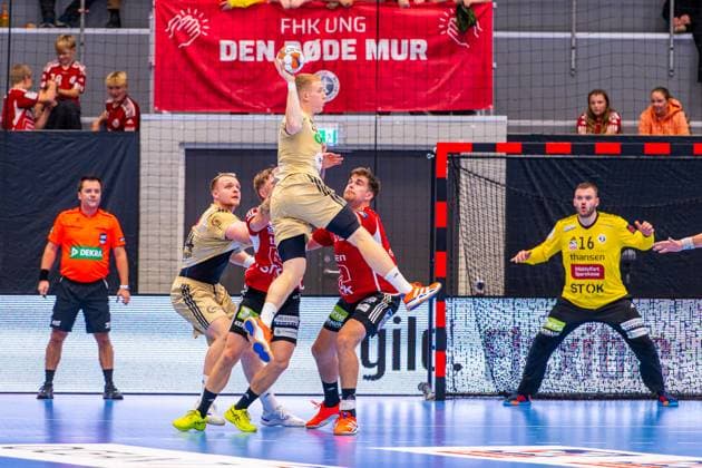 Jonathan Edvardsson TSV Hannover Burgdorf, Nr 26 L R , Fredericia Handboldklub red against TSV Hannover Burgdorf beige 1 Matchday of Group Matches EHF European League 2025 2026 14 10 2025, Middelfart Sparekasse ARENA Fredericia, DEN , Copyright: xJanxGuentherx xTSVxHannover-Burgdorfx