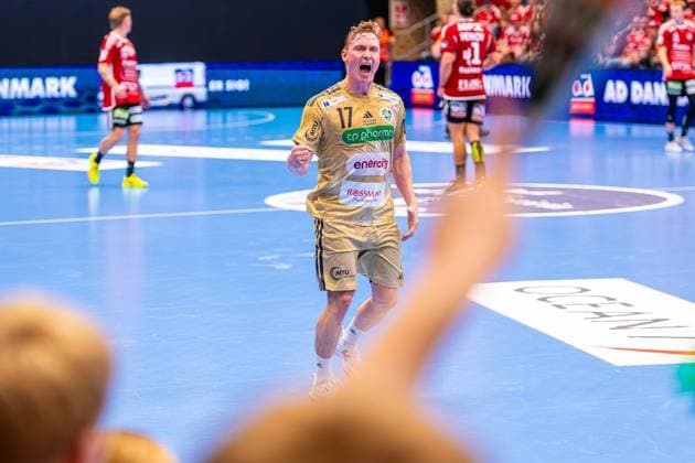 August Pedersen TSV Hannover Burgdorf, Nr 17 L R , Fredericia Handboldklub red against TSV Hannover Burgdorf beige 1 Matchday of Group Matches EHF European League 2025 2026 14 10 2025, Middelfart Sparekasse ARENA Fredericia, DEN , Copyright: xJanxGuentherx xTSVxHannover-Burgdorfx