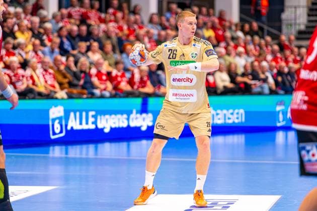 Jonathan Edvardsson TSV Hannover Burgdorf, Nr 26 L R , Fredericia Handboldklub red against TSV Hannover Burgdorf beige 1 Matchday of Group Matches EHF European League 2025 2026 14 10 2025, Middelfart Sparekasse ARENA Fredericia, DEN , Copyright: xJanxGuentherx xTSVxHannover-Burgdorfx