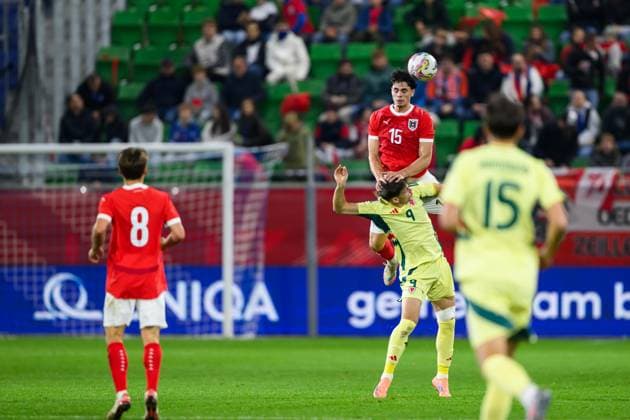 SOCCER - UEFA U21, U 21 EURO quali, AUT vs WAL LINZ,AUSTRIA,14.OCT.25 - SOCCER - UEFA European Under-21 Championship 2026, qualifiers, OEFB under-21 international match, Länderspiel, Nationalmannschaft Austria vs Wales. Image shows Christopher Popov (WAL) and Jakob Schoeller (AUT).  GEPAxpictures xChristianxMoser