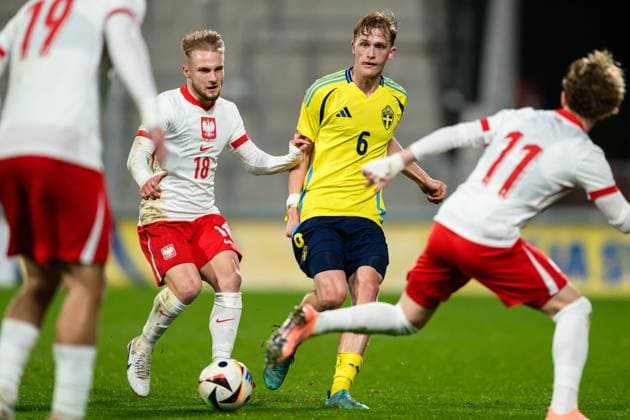 251014 Kacper Duda of Poland and Olle Samuelsson of Sweden during the UEFA Under 21 Qualifier football match between Sweden and Poland on October 14, 2025 in Jönköping Photo Carl Sandin BILDBYRAN code CS CS0792 fotboll football soccer fotball em kval kval uefa european under 21 qualifier qualifier u21 under 21 sverige sweden poland bbeng  Copyright: CARLxSANDIN BB251014CS032