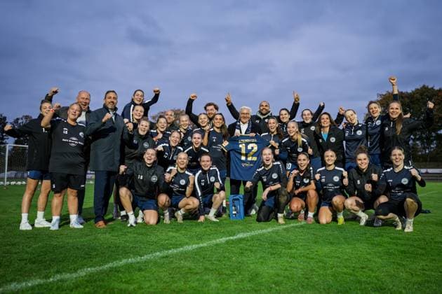 14 10 2025, GER, Visit by the Federal President to the SG 99 Andernach womens soccer team Federal President Frank Walter Steinmeier visits SG 99 Andernach The players presented him with a jersey and a local wine after training