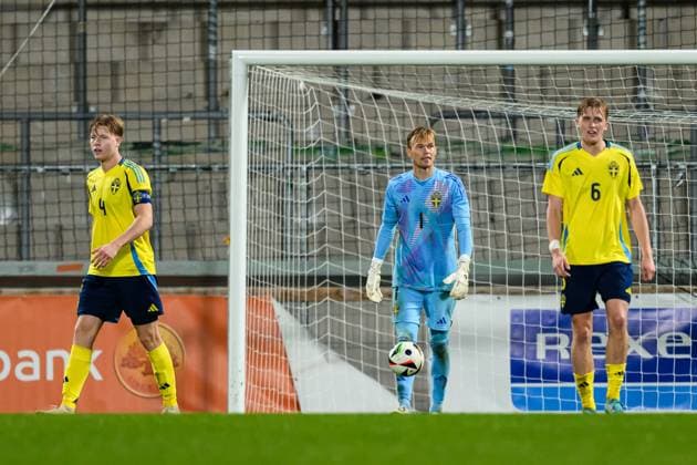 251014 Nils Zätterström, goalkeeper AndrÃ Picornell and Olle Samuelsson of Sweden look dejected during the UEFA Under 21 Qualifier football match between Sweden and Poland on October 14, 2025 in Jönköping Photo Carl Sandin BILDBYRAN kod CS CS0792 fotboll football soccer fotball em kval kval uefa european under 21 qualifier qualifier u21 under 21 sverige sweden poland bbeng depp  Copyright: CARLxSANDIN BB251014CS047