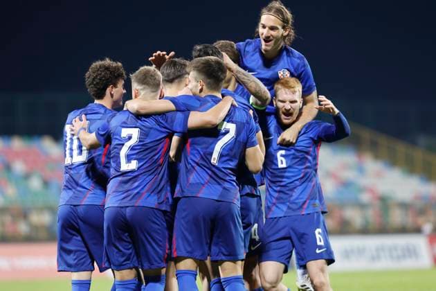 Croatia, Velika Gorica, 141025. Croatian players celebrate after the goal of Leon Grgic for 1-0 at qualifying match of group 8 for the U21, U 21 European Football Championship, Croatia - Ukraine. Photo: Marko Todorov CROPIX Copyright: xxMarkoxTodorovx xCROPIXx hrvatska_ukrajina34-141025