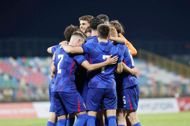 Croatia, Velika Gorica, 141025. Croatian players celebrate after the goal of Leon Grgic for 1-0 at qualifying match of group 8 for the U21, U 21 European Football Championship, Croatia - Ukraine. Photo: Marko Todorov CROPIX Copyright: xxMarkoxTodorovx xCROPIXx hrvatska_ukrajina35-141025