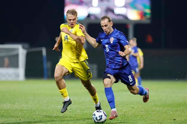 Croatia, Velika Gorica, 141025. Players Roman Salenko and Lovro Zvonarek at qualifying match of group 8 for the U21, U 21 European Football Championship, Croatia - Ukraine. Photo: Marko Todorov CROPIX Copyright: xxMarkoxTodorovx xCROPIXx hrvatska_ukrajina38-141025