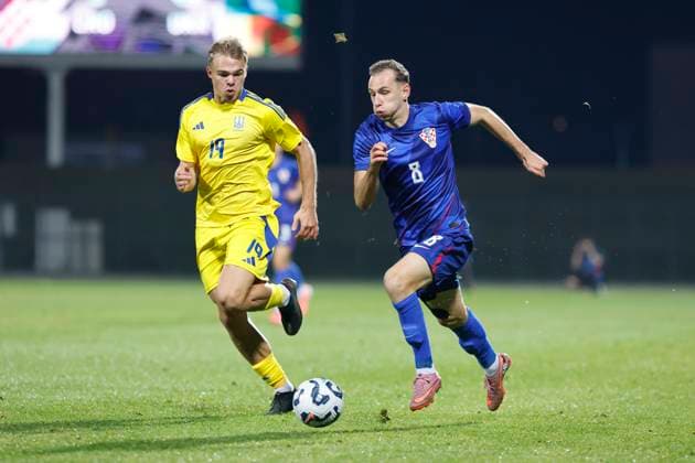 Croatia, Velika Gorica, 141025. Players Roman Salenko and Lovro Zvonarek at qualifying match of group 8 for the U21, U 21 European Football Championship, Croatia - Ukraine. Photo: Marko Todorov CROPIX Copyright: xxMarkoxTodorovx xCROPIXx hrvatska_ukrajina39-141025