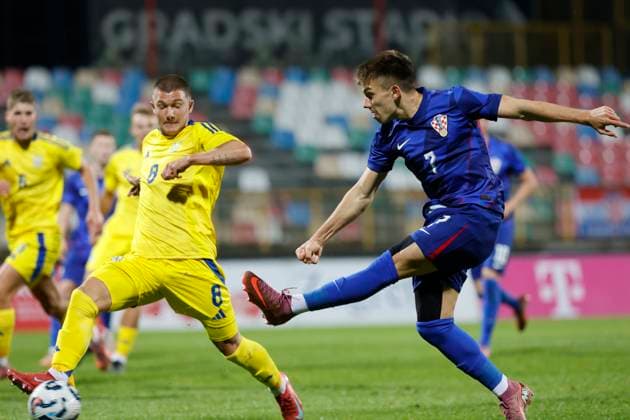 Croatia, Velika Gorica, 141025. Players Mikhailo Protasevych and Adriano Jagusic at qualifying match of group 8 for the U21, U 21 European Football Championship, Croatia - Ukraine. Photo: Marko Todorov CROPIX Copyright: xxMarkoxTodorovx xCROPIXx hrvatska_ukrajina41-141025