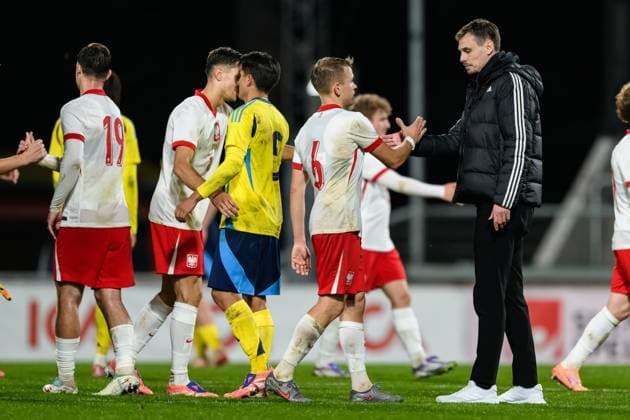 251014 Antoni Kozubal of Poland and Head coach Daniel Bäckström of Sweden after the UEFA Under 21 Qualifier football match between Sweden and Poland on October 14, 2025 in Jönköping Photo Carl Sandin BILDBYRAN kod CS CS0792 fotboll football soccer fotball em kval kval uefa european under 21 qualifier qualifier u21 under 21 sverige sweden poland bbeng  Copyright: CARLxSANDIN BB251014CS050