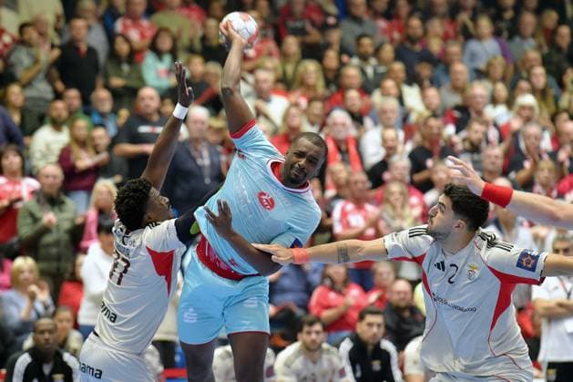 Sadou Ntanzi MT Melsungen 91 on throw Reinier Taboada SL Benfica Lisbon 97 L , Miguel Sanchez Migallon jot 2 , GER, MT Melsungen SL Benfica Lisbon POR l, Handball, EHF European League Maenner, Group Matches, Saison 2025 2026, 14 10 2025, GER, MT Melsungen SL Benfica Lisbon, Handball, EHF Maenner, Group Matches, Saison 2025 2026, 14 10 2025 Kassel Copyright: xEibner-Pressefotox xRolandxSippelx EP_RSL