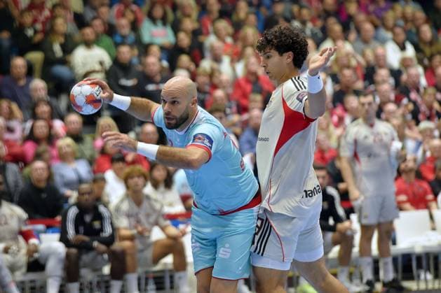Adrian Sipos MT Melsungen 8 on throw Javi Rodriguez SL Benfica Lisbon 99 , GER, MT Melsungen SL Benfica Lisbon POR l, Handball, EHF European League Maenner, Group Matches, Saison 2025 2026, 14 10 2025, GER, MT Melsungen SL Benfica Lisbon, Handball, EHF Maenner, Group Matches, Saison 2025 2026, 14 10 2025 Kassel Copyright: xEibner-Pressefotox xRolandxSippelx EP_RSL