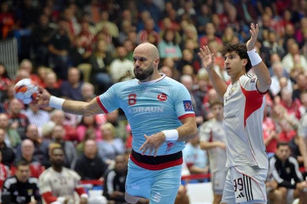 Adrian Sipos MT Melsungen 8 on throw Javi Rodriguez SL Benfica Lisbon 99 , GER, MT Melsungen SL Benfica Lisbon POR l, Handball, EHF European League Maenner, Group Matches, Saison 2025 2026, 14 10 2025, GER, MT Melsungen SL Benfica Lisbon, Handball, EHF Maenner, Group Matches, Saison 2025 2026, 14 10 2025 Kassel Copyright: xEibner-Pressefotox xRolandxSippelx EP_RSL