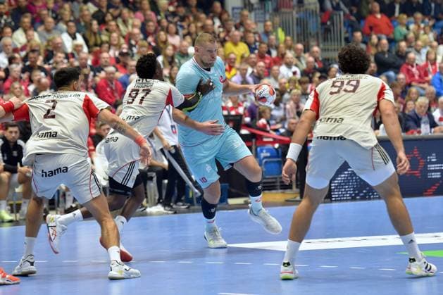Dainis Kristopans MT Melsungen 10 on the ball , Reinier Taboada SL Benfica Lisbon 97 , Javi Rodriguez SL Benfica Lisbon 99 R , GER, MT Melsungen SL Benfica Lisbon POR l, Handball, EHF European League Maenner, Group Matches, Season 2025 2026, 14 10 2025, GER, MT Melsungen SL Benfica Lisbon, Handball, EHF Maenner, Group Matches, Season 2025 2026, 14 10 2025 Kassel Copyright: xEibner-Pressefotox xRolandxSippelx EP_RSL