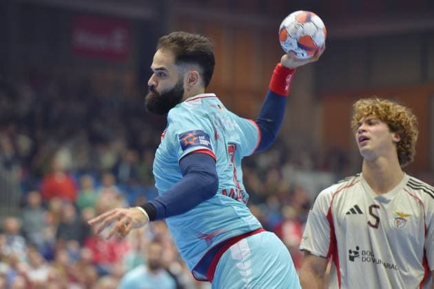 Ruben Marchan MT Melsungen 2 on the ball, Gabriel Cavalcanti SL Benfica Lisbon 5 R , GER, MT Melsungen SL Benfica Lisbon POR l, Handball, EHF European League Maenner, Group Matches, Saison 2025 2026, 14 10 2025, GER, MT Melsungen SL Benfica Lisbon, Handball, EHF Maenner, Group Matches, Saison 2025 2026, 14 10 2025 Kassel Copyright: xEibner-Pressefotox xRolandxSippelx EP_RSL