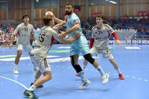 Ruben Marchan MT Melsungen 2 on the ball , Mikita Vailupau SL Benfica Lisbon 55 L , Ander Labayen SL Benfica Lisbon 24 , Javi Rodriguez SL Benfica Lisbon 99 , GER, MT Melsungen SL Benfica Lisbon POR l, Handball, EHF European League Maenner, Group Matches, Saison 2025 2026, 14 10 2025, GER, MT Melsungen SL Benfica Lisbon, Handball, EHF Maenner, Group Matches, Saison 2025 2026, 14 10 2025 Kassel Copyright: xEibner-Pressefotox xRolandxSippelx EP_RSL