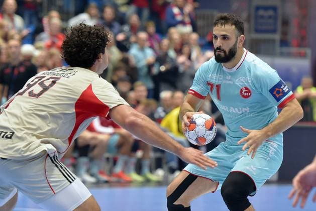 Mohamed Amine Darmoul MT Melsungen 71 on the ball , Javi Rodriguez SL Benfica Lisbon 99 L , GER, MT Melsungen SL Benfica Lisbon POR l, Handball, EHF European League Maenner, Group Matches, Saison 2025 2026, 14 10 2025, GER, MT Melsungen SL Benfica Lisbon, Handball, EHF Maenner, Group Matches, Saison 2025 2026, 14 10 2025 Kassel Copyright: xEibner-Pressefotox xRolandxSippelx EP_RSL