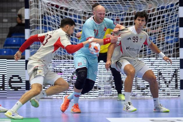 Dainis Kristopans MT Melsungen 10 on the ball , Reinier Taboada SL Benfica Lisbon 97 , Javi Rodriguez SL Benfica Lisbon 99 R , GER, MT Melsungen SL Benfica Lisbon POR l, Handball, EHF European League Maenner, Group Matches, Season 2025 2026, 14 10 2025, GER, MT Melsungen SL Benfica Lisbon, Handball, EHF Maenner, Group Matches, Season 2025 2026, 14 10 2025 Kassel Copyright: xEibner-Pressefotox xRolandxSippelx EP_RSL