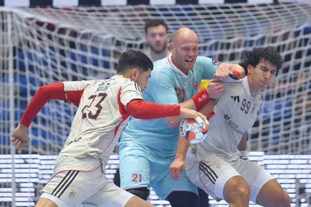 Ismael El Korchi SL Benfica Lisbon 23 on the ball , Arnar Freyr Arnarsson MT Melsungen 21 , Javi Rodriguez SL Benfica Lisbon 99 R , GER, MT Melsungen SL Benfica Lisbon POR l, Handball, EHF European League Maenner, Group Matches, Season 2025 2026, 14 10 2025, GER, MT Melsungen SL Benfica Lisbon, Handball, EHF Maenner, Group Matches, Season 2025 2026, 14 10 2025 Kassel Copyright: xEibner-Pressefotox xRolandxSippelx EP_RSL