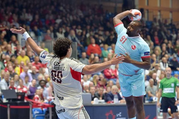 Sadou Ntanzi MT Melsungen 91 on throw , Javi Rodriguez SL Benfica Lisbon 99 L , GER, MT Melsungen SL Benfica Lisbon POR l, Handball, EHF European League Maenner, Group Matches, Saison 2025 2026, 14 10 2025, GER, MT Melsungen SL Benfica Lisbon, Handball, EHF Maenner, Group Matches, Saison 2025 2026, 14 10 2025 Kassel Copyright: xEibner-Pressefotox xRolandxSippelx EP_RSL
