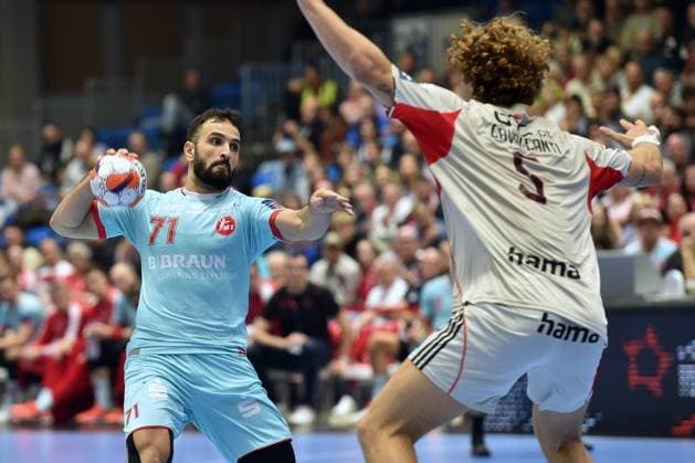 Mohamed Amine Darmoul MT Melsungen 71 am Bal , Gabriel Cavalcanti SL Benfica Lisbon 5 R , GER, MT Melsungen SL Benfica Lisbon POR l, Handball, EHF European League Maenner, Group Matches, Saison 2025 2026, 14 10 2025, GER, MT Melsungen SL Benfica Lisbon, Handball, EHF Maenner, Group Matches, Saison 2025 2026, 14 10 2025 Kassel Copyright: xEibner-Pressefotox xRolandxSippelx EP_RSL