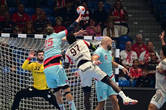 14 10 2025 xkhx Kassel, Rohtenbachhalle Handball European League group stage MT Melsungen vs Benfica Lisbon Olle Forsell Schefvert 25, MT Melsungen vs Taboada Dranquet Reinier Benfica Lisbon