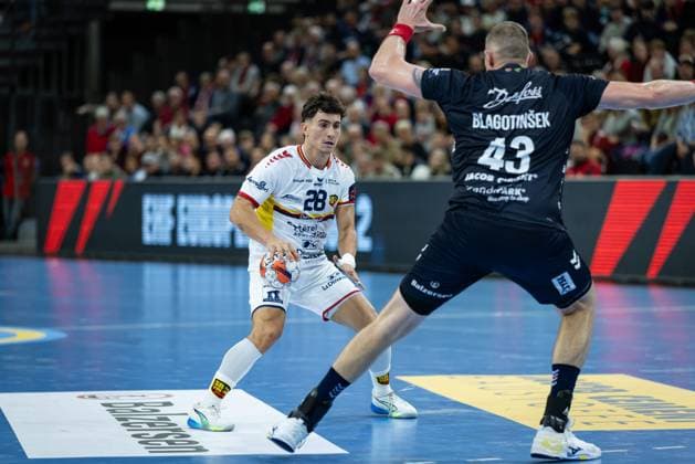 SG Flensburg Handewitt vs St Raphael, 14 10 2025 Sergio Perez Manzanares Saint Raphael Var Handball, 28 against Blaz Blagotinsek SG Flensburg Handewitt, 43 FLENSBURG, GERMANY OCTOBER 14 during the EHF European League match between SG Flensburg Handewitt vs St Raphael at GP JOULE Arena, on matchday 1 of the Group Matches Group A on October 14, 2025 in Flensburg, Germany Copyright: xBEAUTIFULxSPORTS MarioxM.xKobergx