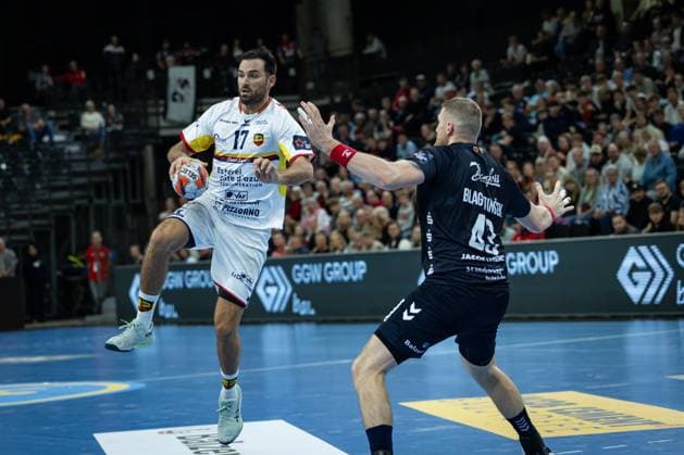 SG Flensburg Handewitt vs St Raphael, 14 10 2025 Benjamin Bataille Saint Raphael Var Handball, 17 against Blaz Blagotinsek SG Flensburg Handewitt, 43 FLENSBURG, GERMANY OCTOBER 14 during the EHF European League match between SG Flensburg Handewitt vs St Raphael at GP JOULE Arena, on matchday 1 of the Group Matches Group A on October 14, 2025 in Flensburg, Germany Copyright: xBEAUTIFULxSPORTS MarioxM.xKobergx