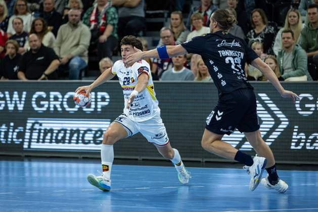 SG Flensburg Handewitt vs St Raphael, 14 10 2025 Sergio Perez Manzanares Saint Raphael Var Handball, 28 against Kent Robin Tønnesen SG Flensburg Handewitt, 23 FLENSBURG, GERMANY OCTOBER 14 during the EHF European League match between SG Flensburg Handewitt vs St Raphael at GP JOULE Arena, on matchday 1 of the Group Matches Group A on October 14, 2025 in Flensburg, Germany Copyright: xBEAUTIFULxSPORTS MarioxM.xKobergx
