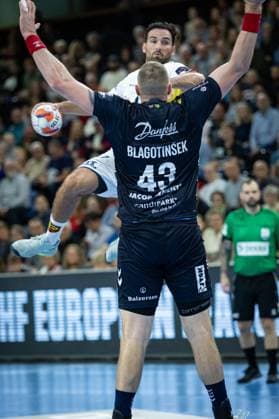 SG Flensburg Handewitt vs St Raphael, 14 10 2025 Benjamin Bataille Saint Raphael Var Handball, 17 against Blaz Blagotinsek SG Flensburg Handewitt, 43 FLENSBURG, GERMANY OCTOBER 14 during the EHF European League match between SG Flensburg Handewitt vs St Raphael at GP JOULE Arena, on matchday 1 of the Group Matches Group A on October 14, 2025 in Flensburg, Germany Copyright: xBEAUTIFULxSPORTS MarioxM.xKobergx