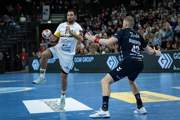 SG Flensburg Handewitt vs St Raphael, 14 10 2025 Benjamin Bataille Saint Raphael Var Handball, 17 against Blaz Blagotinsek SG Flensburg Handewitt, 43 FLENSBURG, GERMANY OCTOBER 14 during the EHF European League match between SG Flensburg Handewitt vs St Raphael at GP JOULE Arena, on matchday 1 of the Group Matches Group A on October 14, 2025 in Flensburg, Germany Copyright: xBEAUTIFULxSPORTS MarioxM.xKobergx