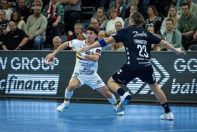 SG Flensburg Handewitt vs St Raphael, 14 10 2025 Sergio Perez Manzanares Saint Raphael Var Handball, 28 against Kent Robin Tønnesen SG Flensburg Handewitt, 23 FLENSBURG, GERMANY OCTOBER 14 during the EHF European League match between SG Flensburg Handewitt vs St Raphael at GP JOULE Arena, on matchday 1 of the Group Matches Group A on October 14, 2025 in Flensburg, Germany Copyright: xBEAUTIFULxSPORTS MarioxM.xKobergx