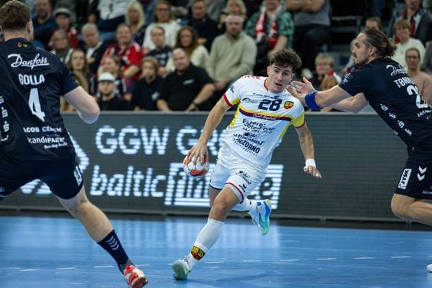 SG Flensburg Handewitt vs St Raphael, 14 10 2025 Sergio Perez Manzanares Saint Raphael Var Handball, 28 against Kent Robin Tønnesen SG Flensburg Handewitt, 23 FLENSBURG, GERMANY OCTOBER 14 during the EHF European League match between SG Flensburg Handewitt vs St Raphael at GP JOULE Arena, on matchday 1 of the Group Matches Group A on October 14, 2025 in Flensburg, Germany Copyright: xBEAUTIFULxSPORTS MarioxM.xKobergx